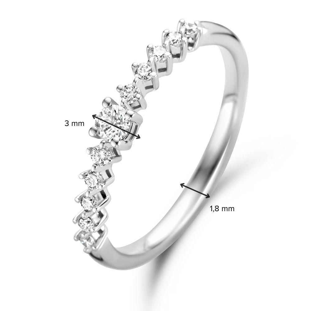De Witgouden Ring met Diamanten: Subtiele Elegantie in 14 Karaat van Excellent Jewelry is een fijne 14 karaat witgouden ring met een rij briljantdiamanten, 3 mm hoog en 1,8 mm breed, afgebeeld op een witte achtergrond.