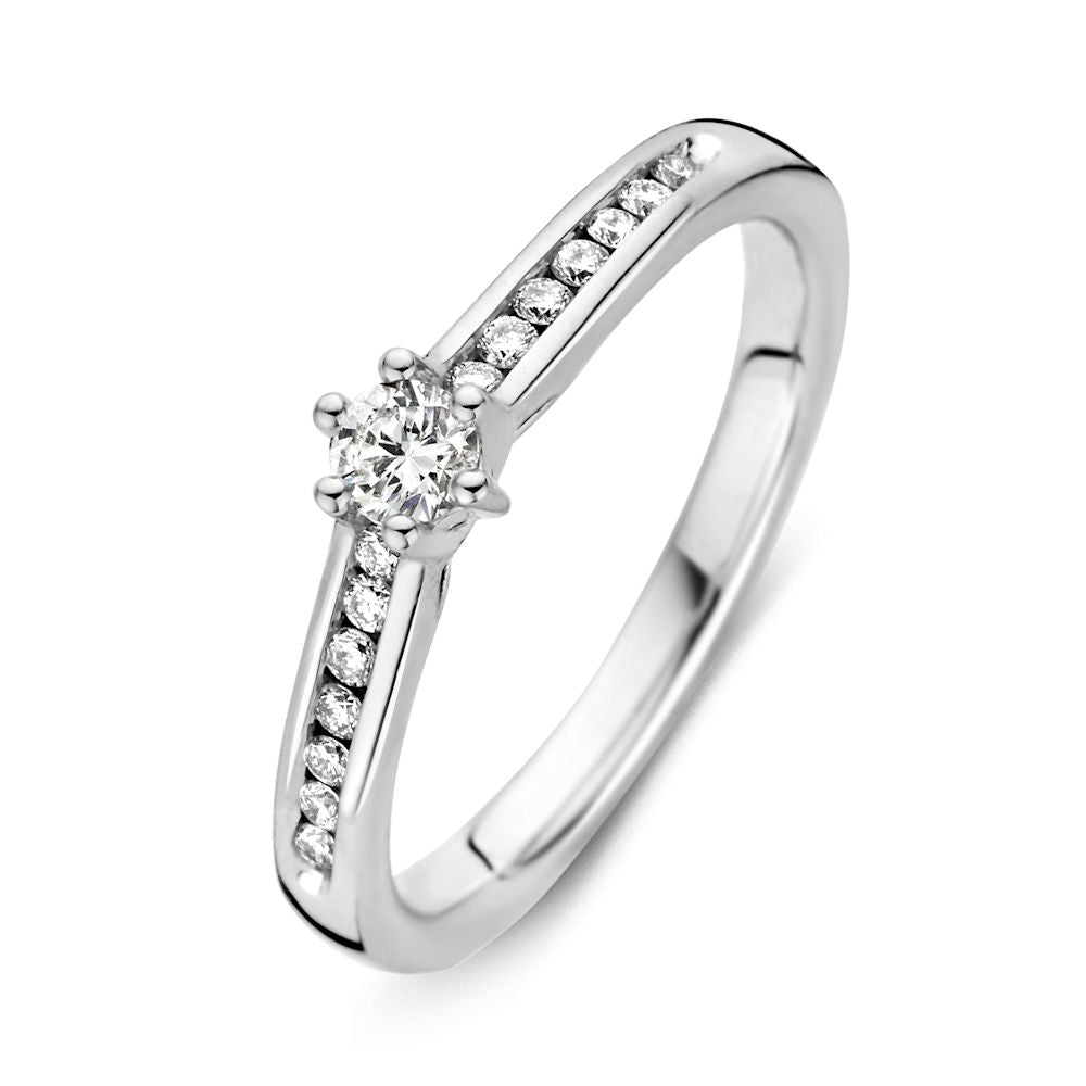 Anello in oro bianco elegante con diamante centrale brillante da 0,30 crt e pietre laterali.