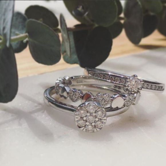 Elegante Anello in Oro Bianco con Diamante e Pietra Centrale Brillante 0.30 crt.