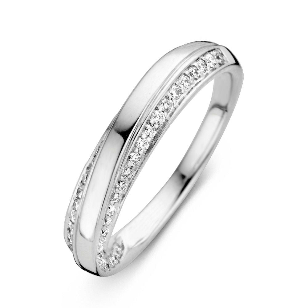Anello in oro bianco con banda intrecciata e brillanti da 0,32 crt.