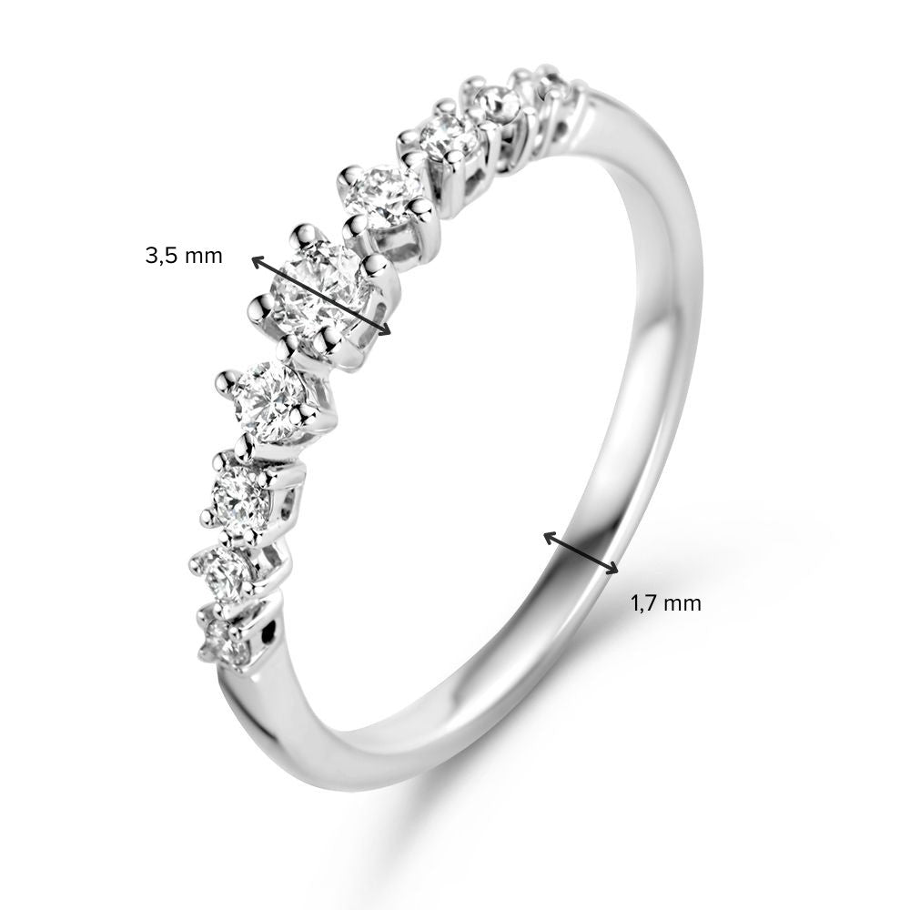 De Elegante Witgouden Ring met Diamant van 0,32 crt van Excellent Jewelry heeft een rij ronde diamanten; de grootste is 3,5 mm breed en de band is slechts 1,7 mm op het smalste punt.