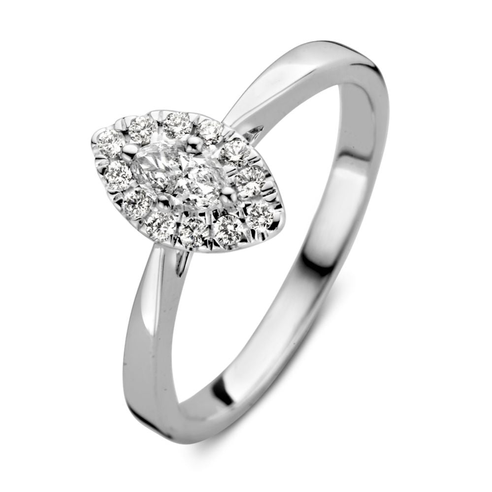 Anello in oro bianco con diamante marquise incastonato in un entourage di brillanti.