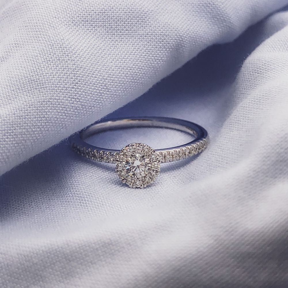 Anello in Oro Bianco con Brillante ed Eleganza Sottile – 0,35 ct