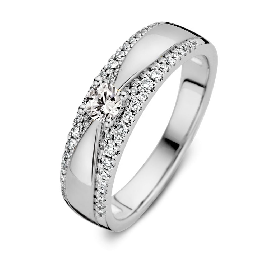 Anello in oro bianco elegante con diamante brillante da 0,40 carati e dettagli scintillanti.