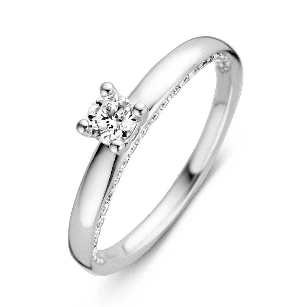 Anello in oro bianco con brillante da 0,44 carati e dettagli lucidi.