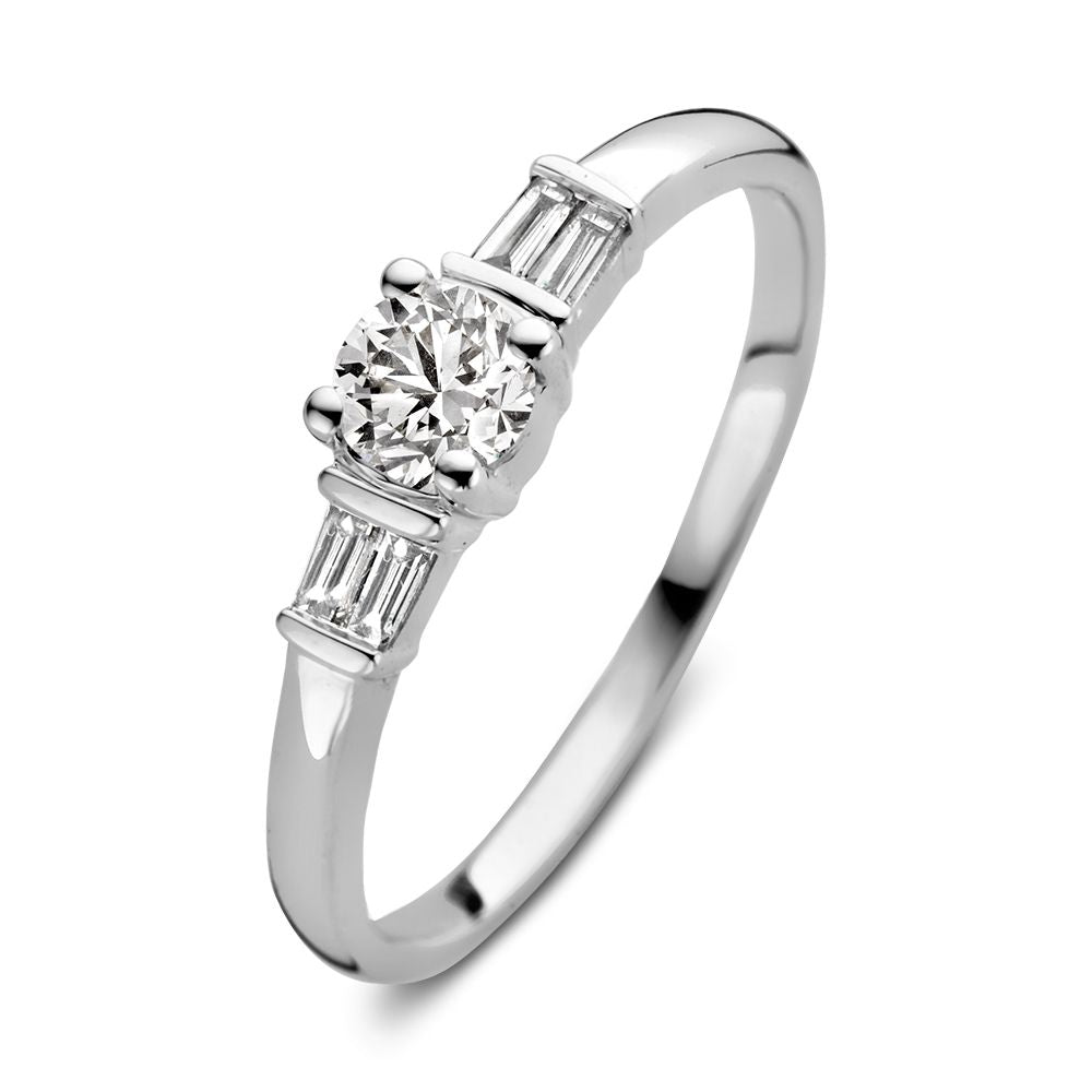 Anello in oro bianco elegante con centro a brillante e pietre laterali baguette.