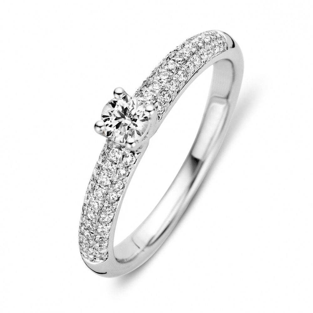 Anello in oro bianco con diamanti da 0,47 carati, design elegante e brillante.