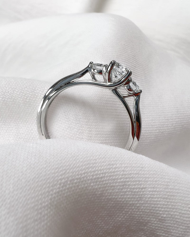Elegante Anello in Oro Bianco con Diamanti Taglio Brillante da 0,51 Carati