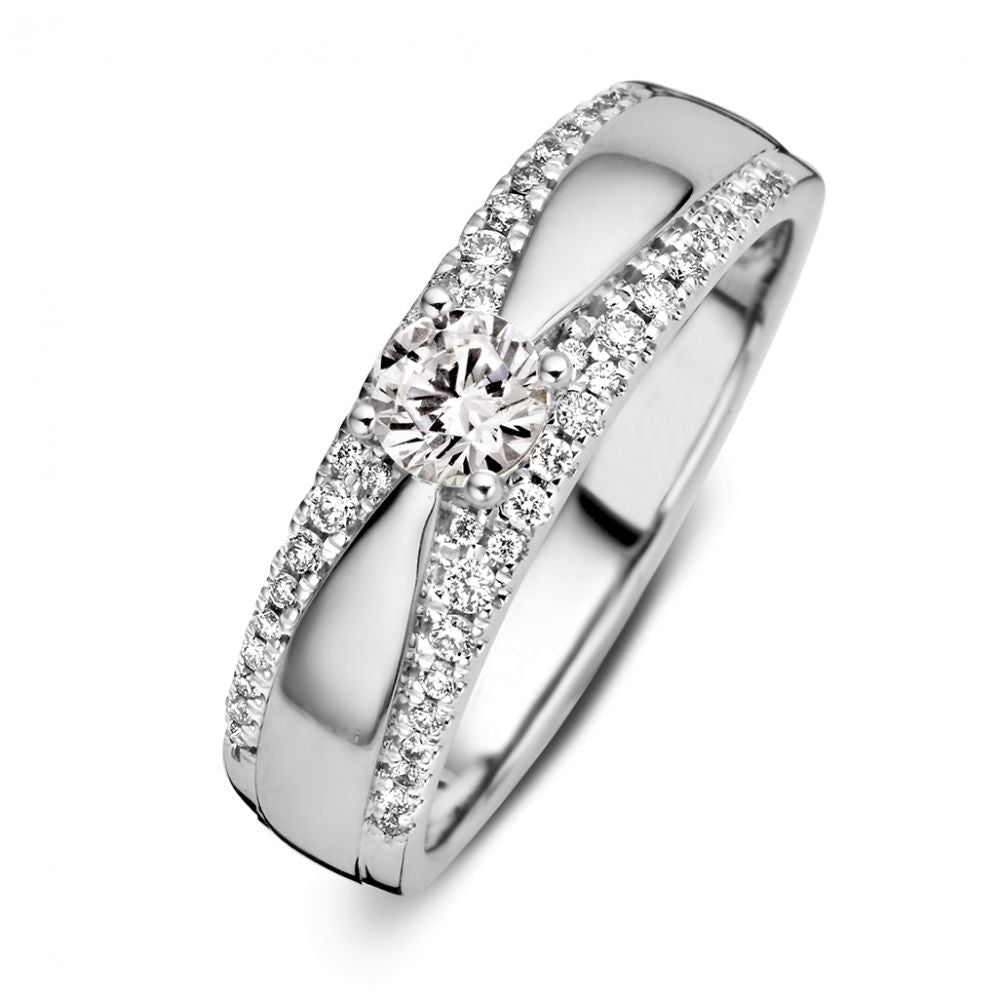 Anello in oro bianco elegante con diamante taglio brillante da 0,52 carati e dettagli scintillanti.