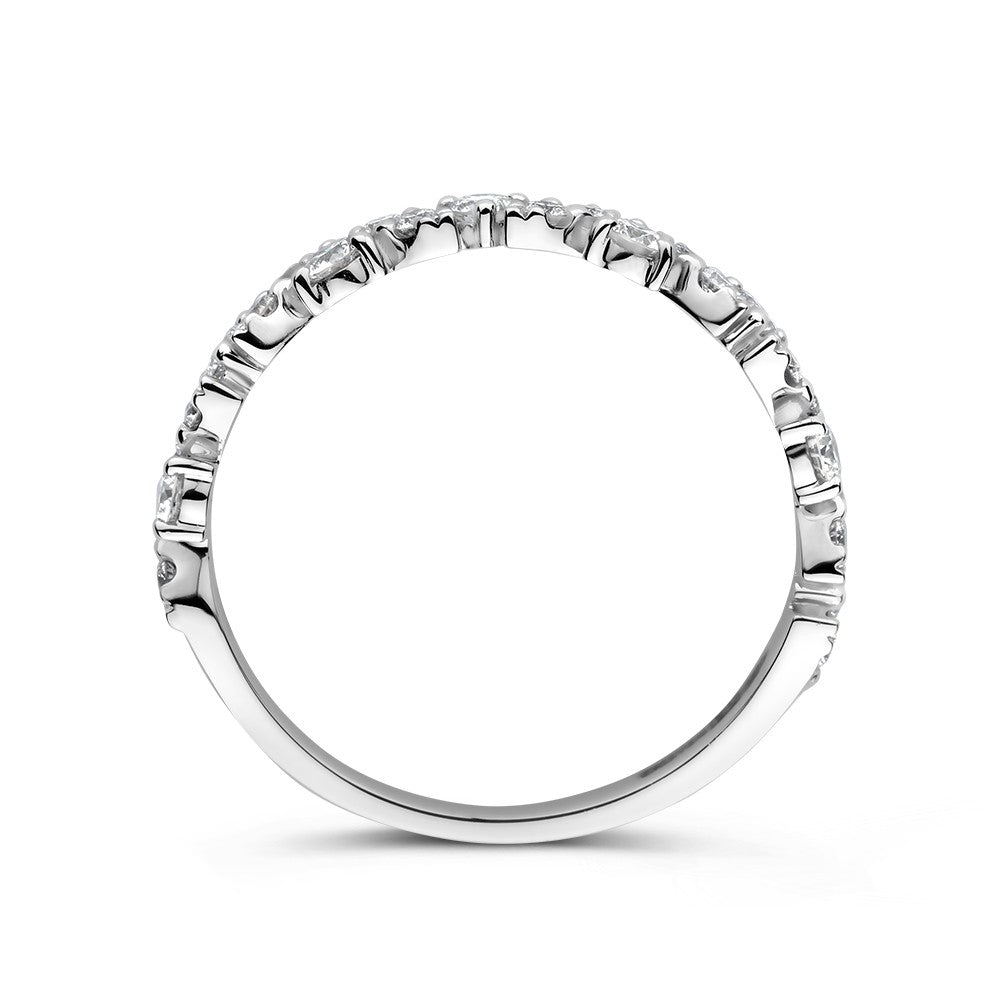 Elegante anello in oro bianco con diamanti brillanti da 0.58 carati