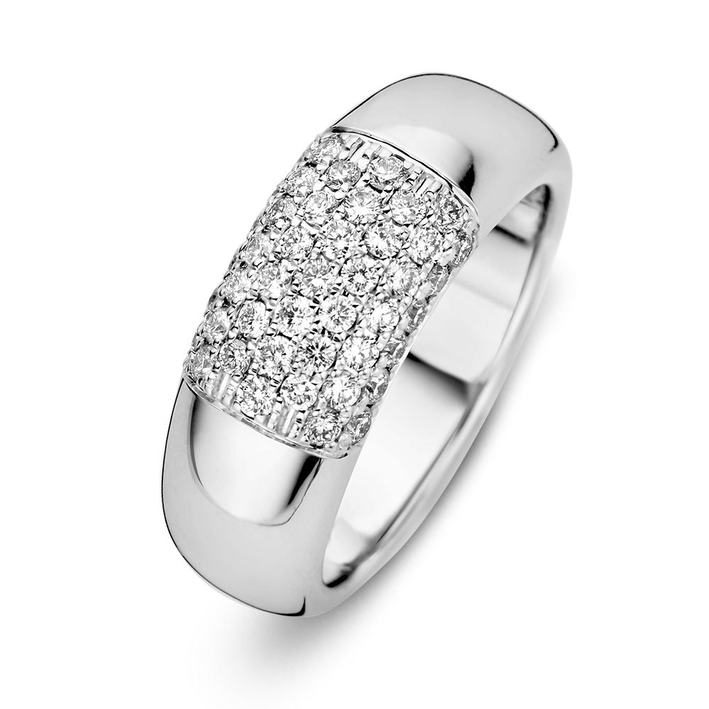 Anello in oro bianco con diamanti pavé (0,67 carati totali).