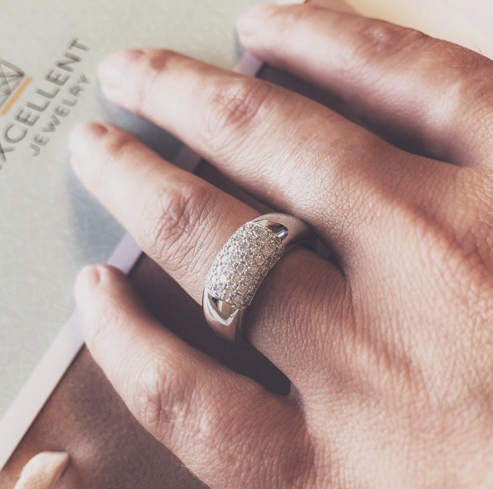 Anello audace in oro bianco con diamanti pavé (0,67 carati totali)