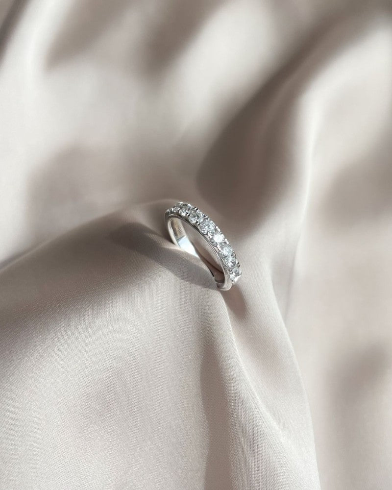 Elegante Anello a Fascia in Oro Bianco 14K con Diamante Brillante da 1,00 Carati in Montatura Mezza Eternità