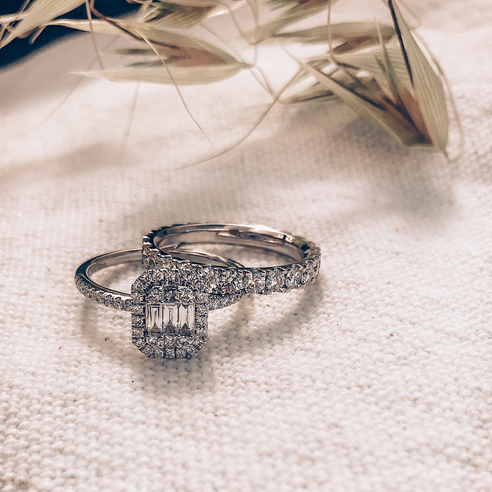 Elegante Anello Eternity in Oro Bianco con 1,50 Carati di Brillanti