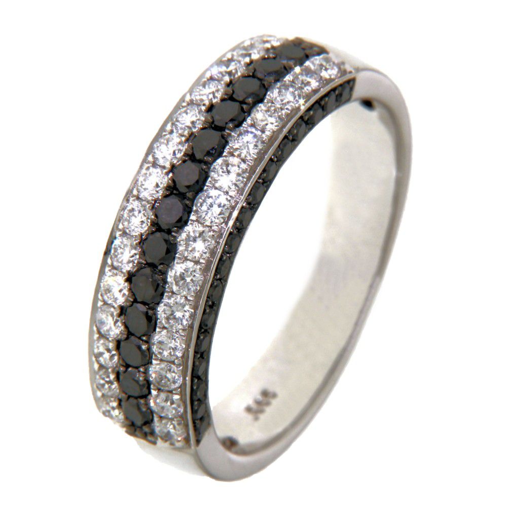 Anello in oro bianco con diamanti bianchi e neri in incastonatura pavé.