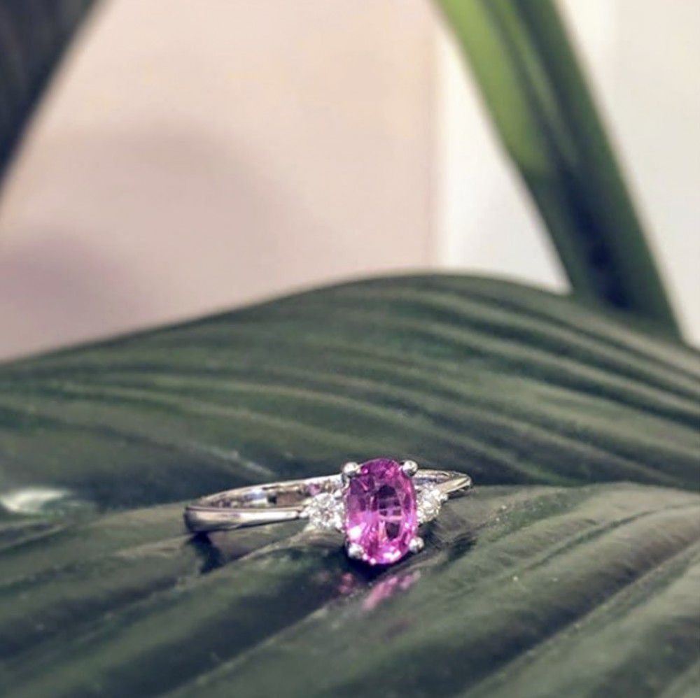 Anello da donna in oro bianco con brillanti e zaffiro rosa – Eleganza romantica