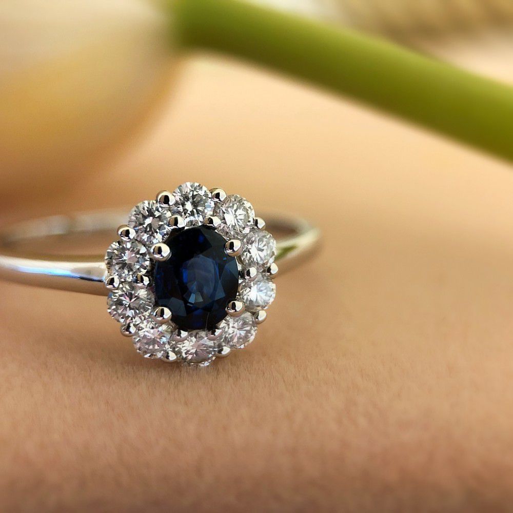 Anello in Oro Bianco con Zaffiro Blu e Diamanti: Una Bellezza Senza Tempo