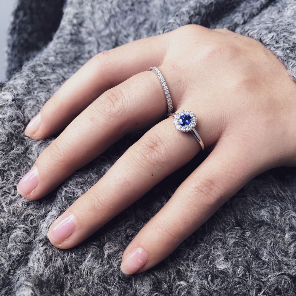 Anello in Oro Bianco con Zaffiro Blu e Diamanti: Una Bellezza Senza Tempo