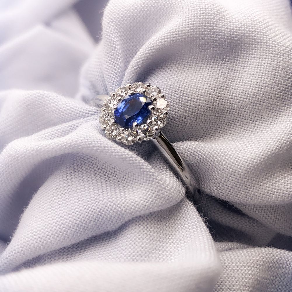 Anello in Oro Bianco con Zaffiro Blu e Diamanti – Eleganza Senza Tempo in un'Ambientazione Classica