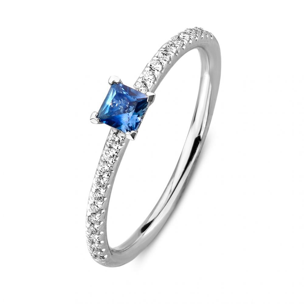 Anello in oro bianco 14 carati con zaffiro taglio princess e diamanti da 0,10 carati.