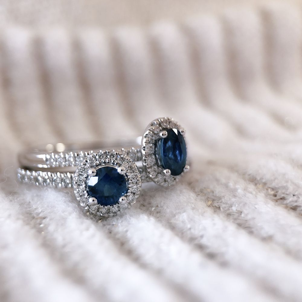 Anello in Oro Bianco con Zaffiro Blu e Diamante: Eleganza in Armonia