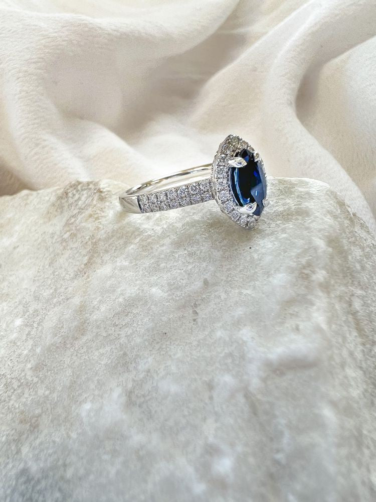 Anello in Oro Bianco 14 Carati con Zaffiro Taglio Marquise e Diamanti da 0,53 Carati