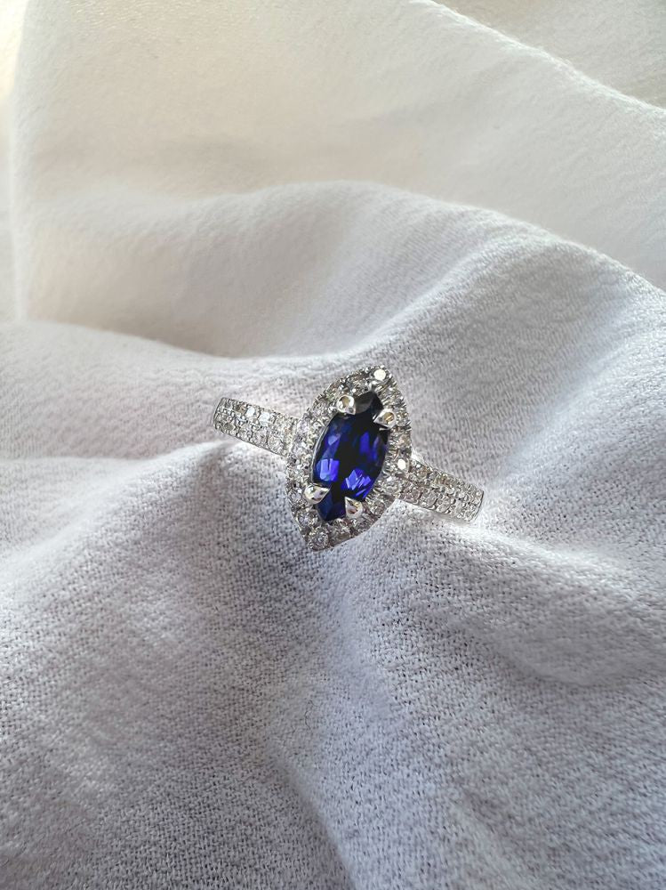 Anello in Oro Bianco 14 Carati con Zaffiro Taglio Marquise e Diamanti da 0,53 Carati