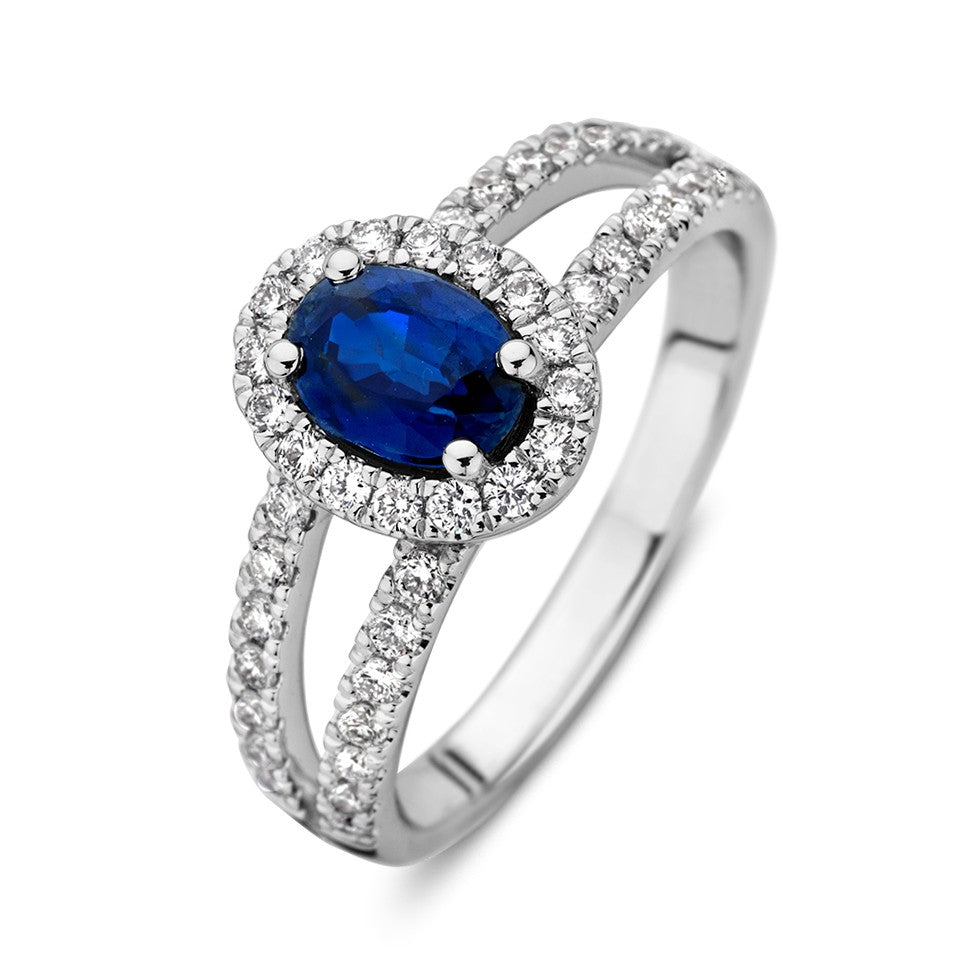 Anello in oro bianco con zaffiro blu ovale e entourage di diamanti, 14 carati, 1,02 ct zaffiro, 0,50 ct diamanti.