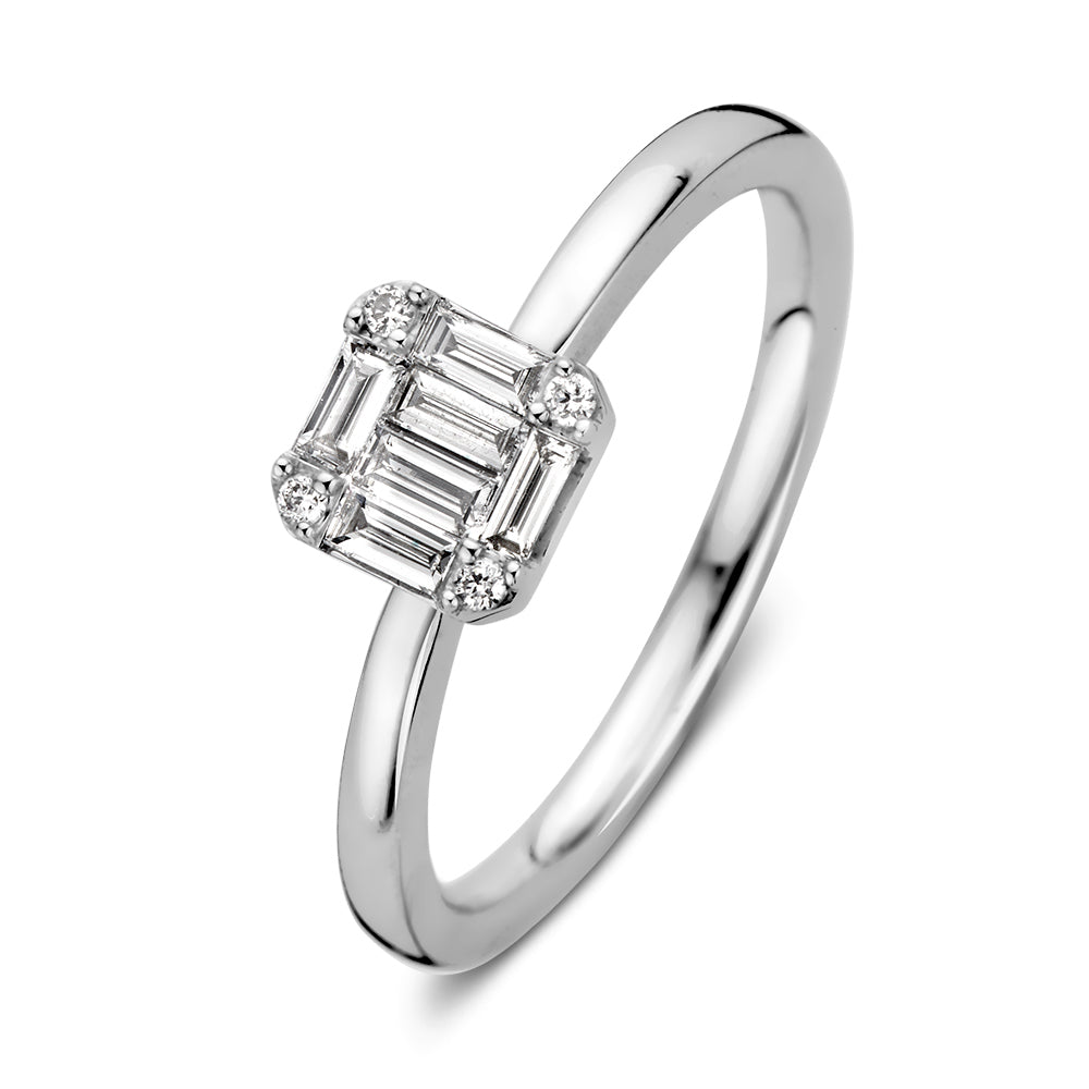 Witgouden ring met een vierkante diamantsetting en kleine ronde diamanten.