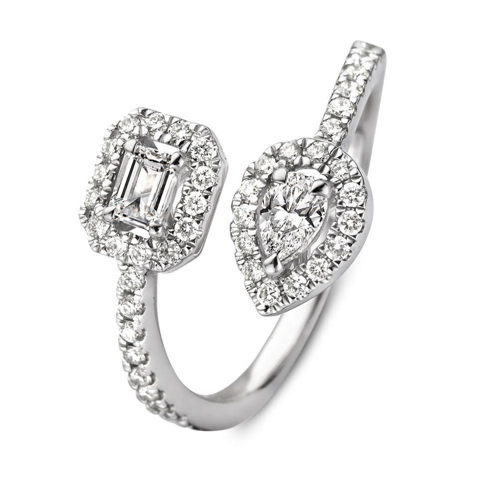 Anello in oro bianco con diamanti, diamante a taglio smeraldo e diamante a forma di cuore, dettagli brillanti.
