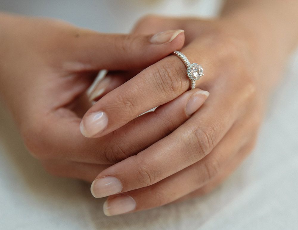 Elegante Anello in Oro Bianco con Morganite e Diamanti Taglio Brillante - 0,32 Carati