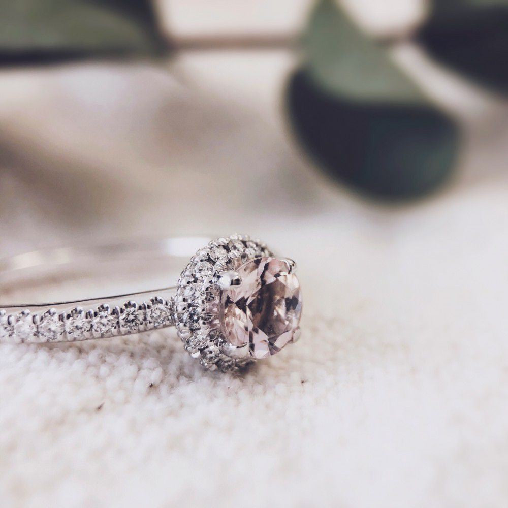 Elegante Anello in Oro Bianco con Morganite e Diamanti Taglio Brillante - 0,32 Carati