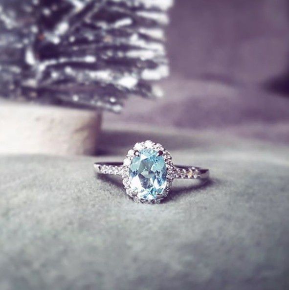 Splendido anello in oro bianco con topazio blu da 1,70 carati e diamanti brillanti