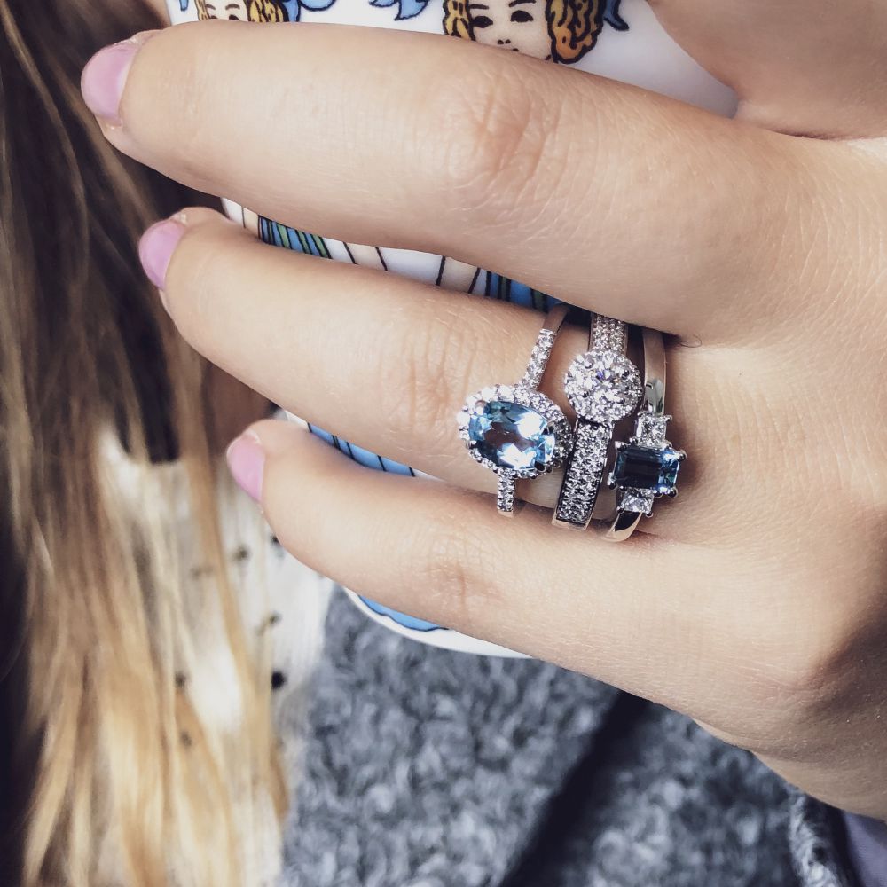 Splendido anello in oro bianco con topazio blu da 1,70 carati e diamanti brillanti