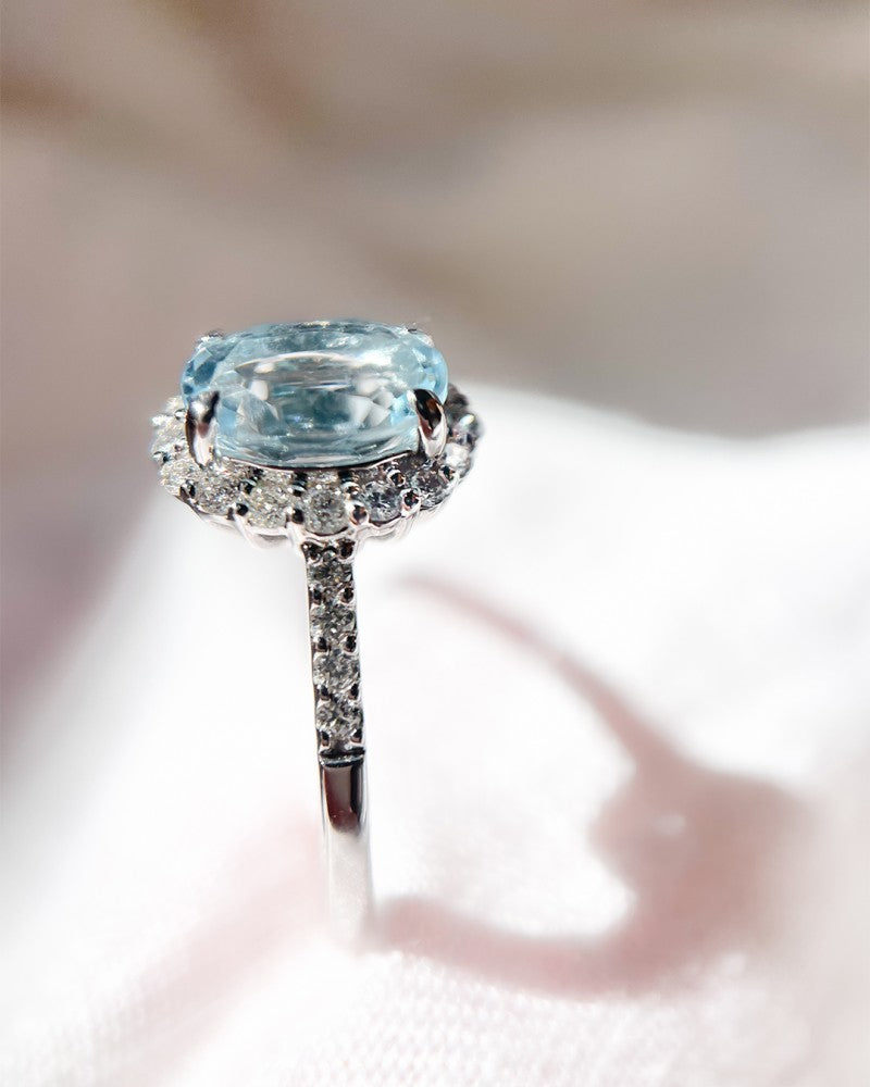 Splendido anello in oro bianco con topazio blu da 1,70 carati e diamanti brillanti