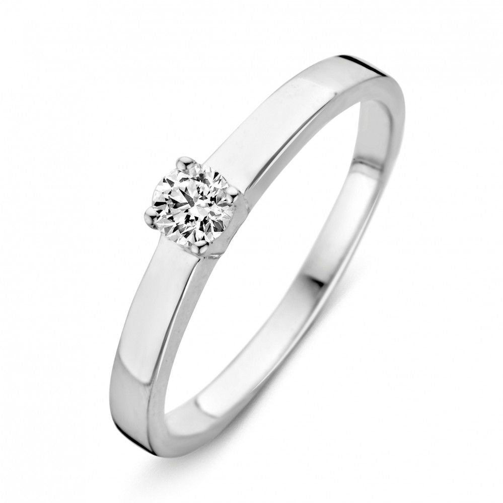 Anello in oro bianco lucido con zirconi, design semplice e raffinato.