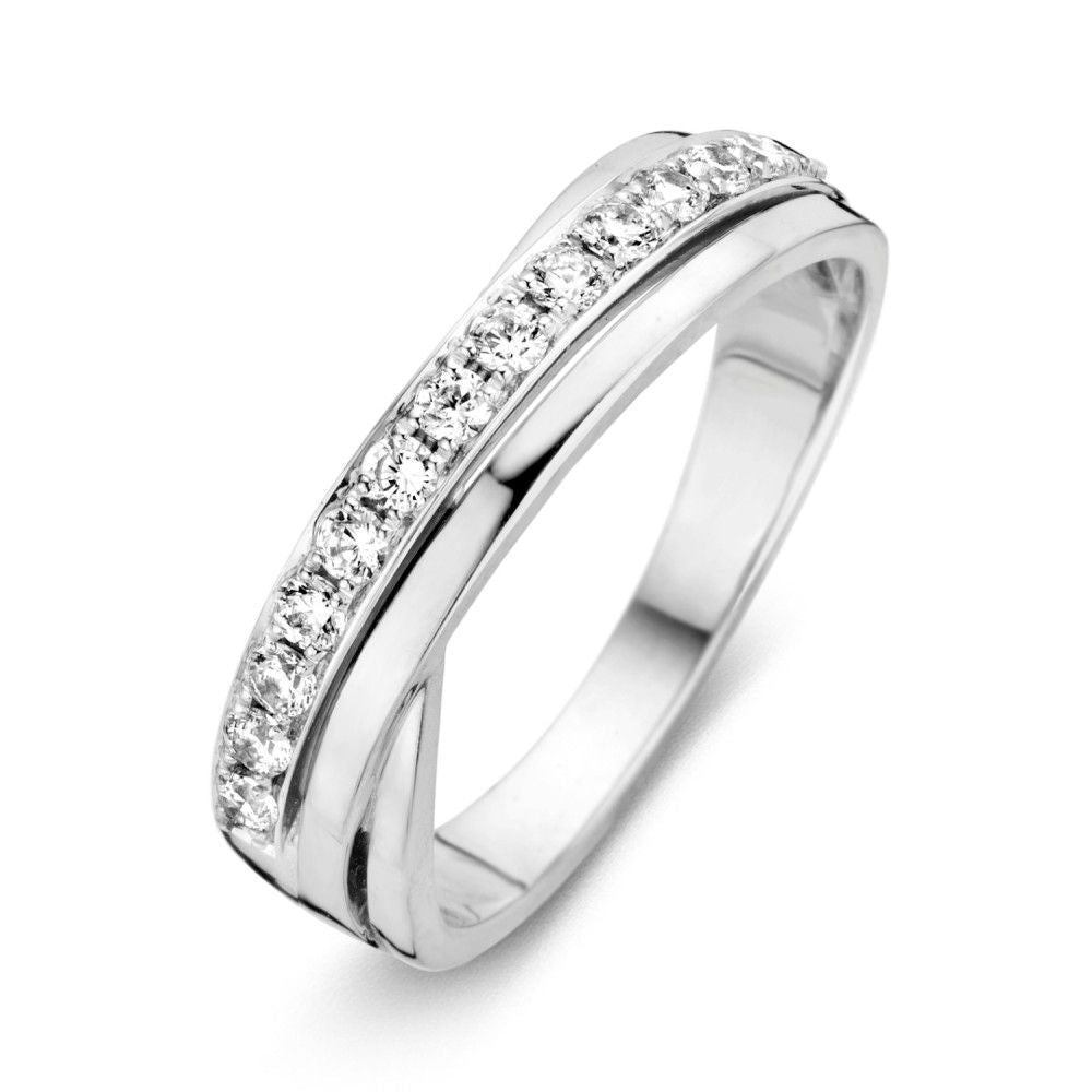 Anello in oro bianco con zirconi, design elegante e senza tempo, forma liscia e dettagli brillanti.