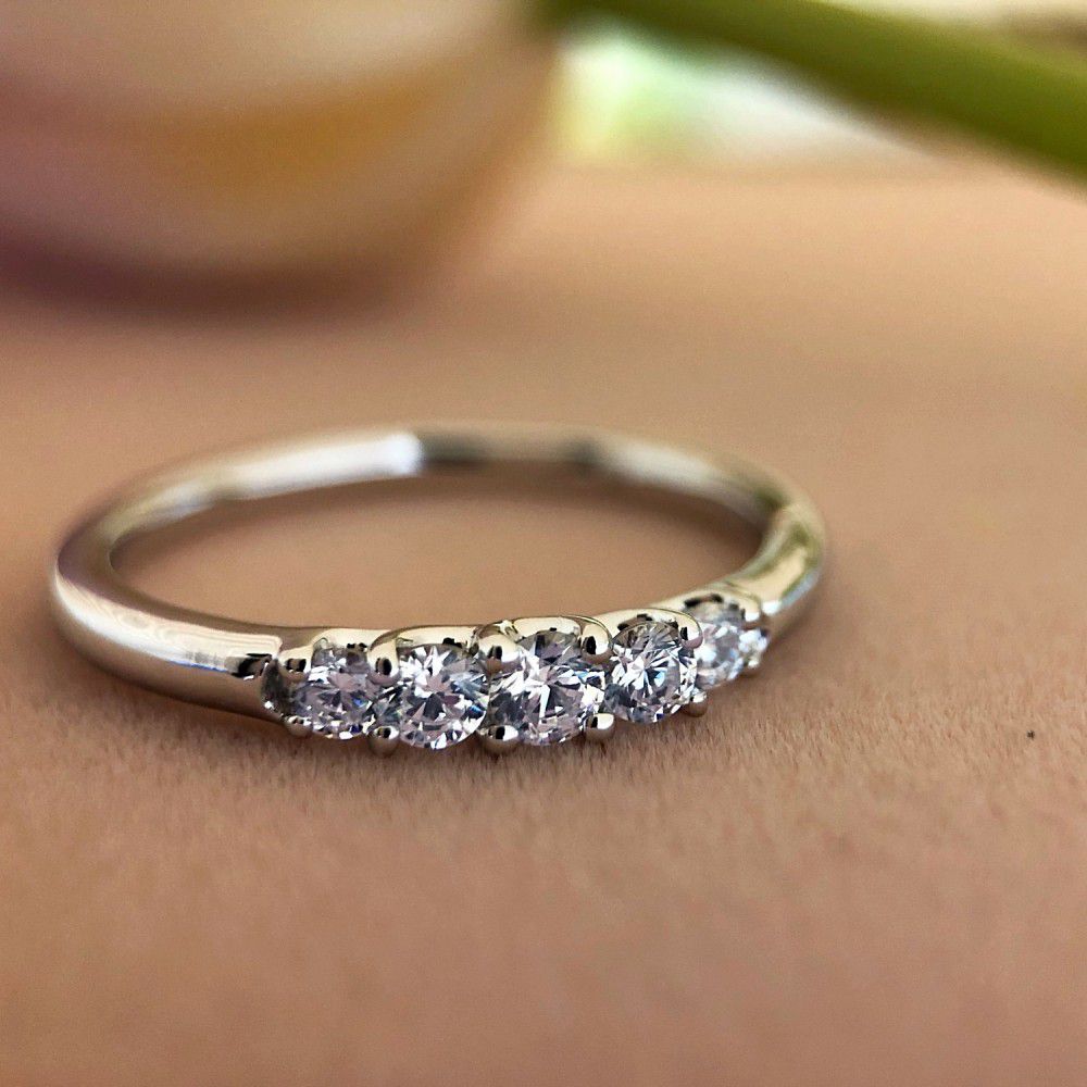 Elegante Anello in Oro Bianco con Zirconi - Sottile e Senza Tempo