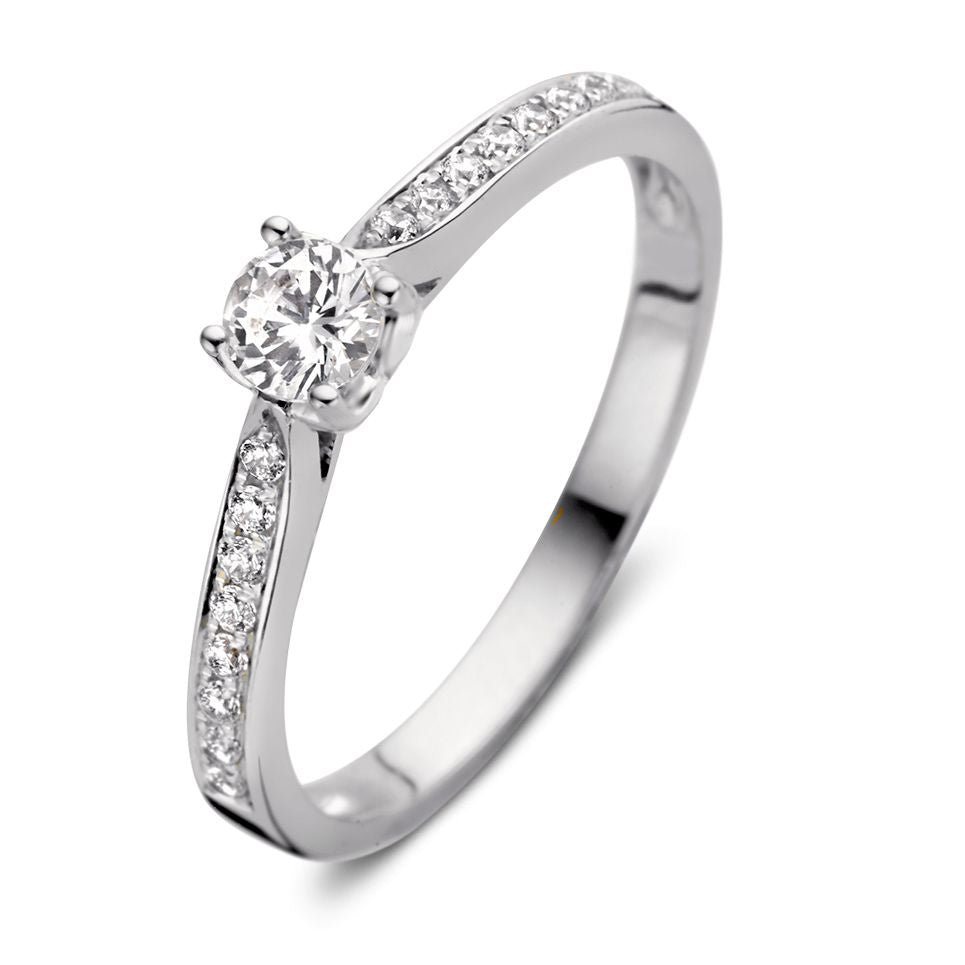 Anello in oro bianco con cuore in zircone e dettagli luminosi lungo la fascia.