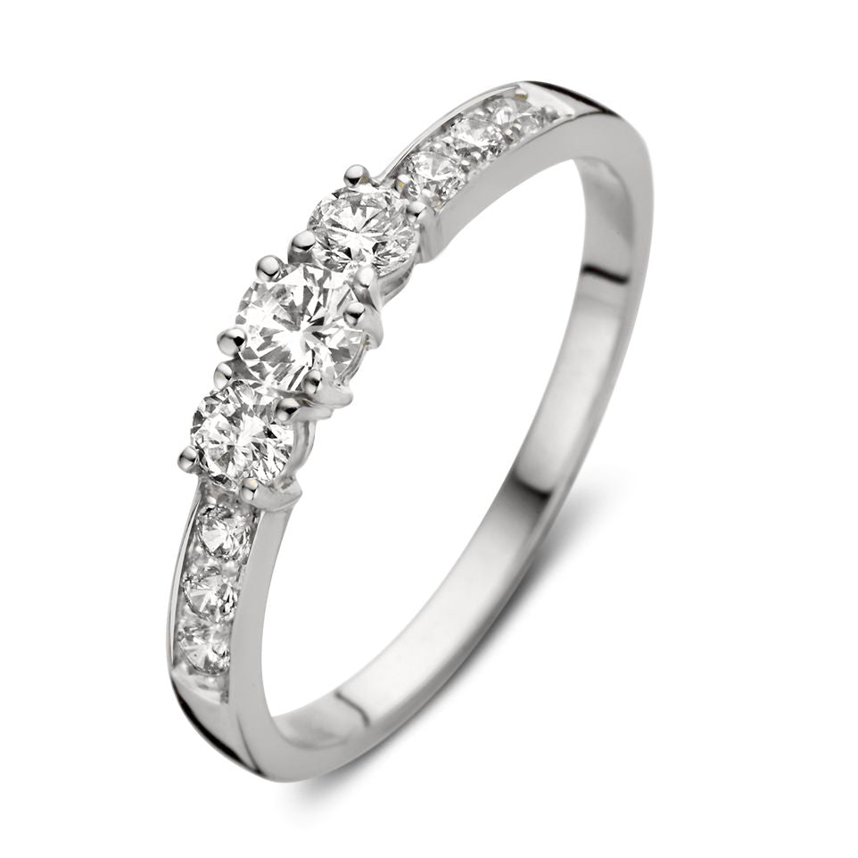 Anello in oro bianco con zirconi, design raffinato e dettagli luminosi.