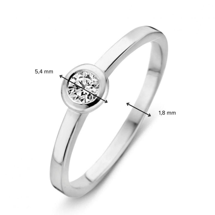 De Excellent Jewelry Witgouden Solitair Ring met Zirkonia is perfect voor aanschuifringen, met een elegante 1,8 mm band en een ronde, bezel-gezette zirkonia, schitterend gepresenteerd tegen een witte achtergrond.