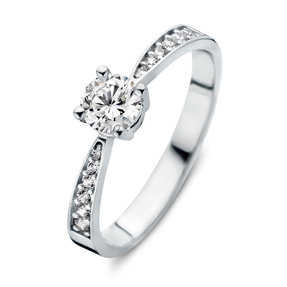 Anello in oro bianco con zirconi, design elegante e raffinato, con pietra centrale e dettagli laterali.