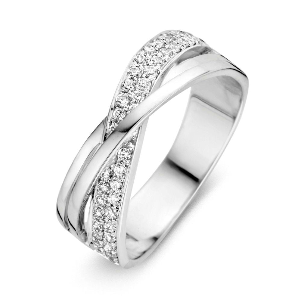 Anello in oro bianco con zircone scintillanti, design intrecciato e finitura lucida.