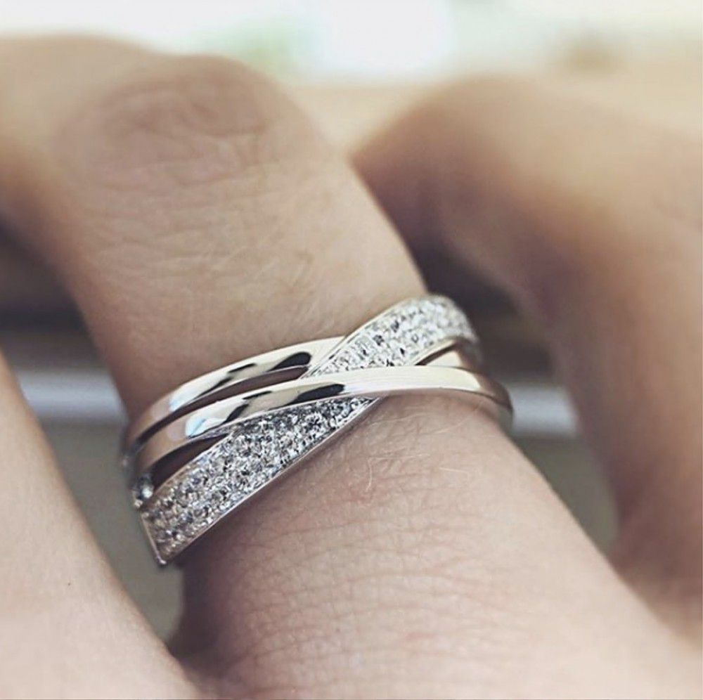 Elegante anello in oro bianco con zirconi splendenti per un look senza tempo