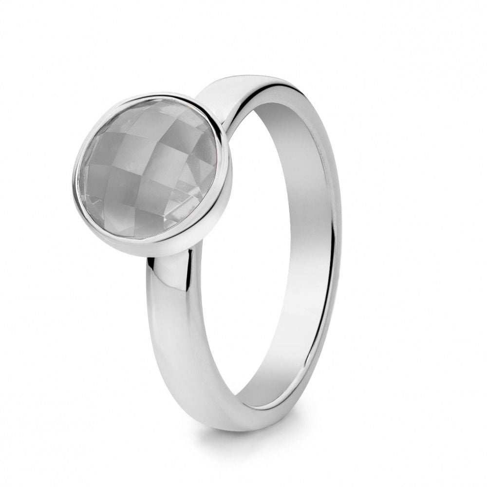 Anello in argento rodiato con pietra di luna grigia sfaccettata.