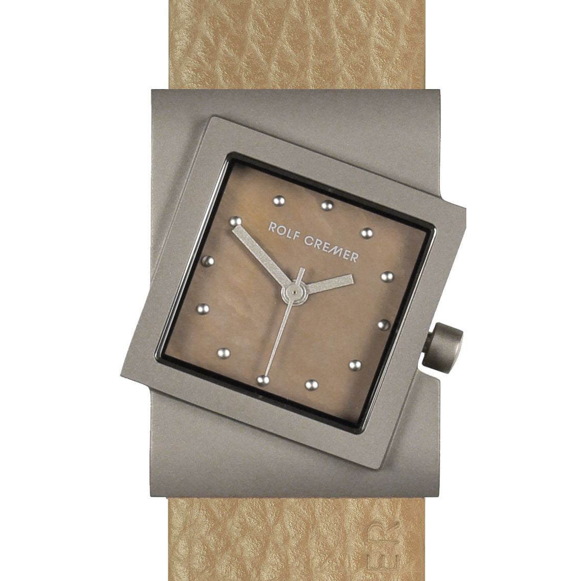 Orologio Rolf Cremer con quadrante quadrato, cassa in titanio e cinturino in pelle beige.