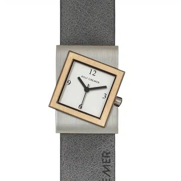 Orologio quadrato Rolf Cremer con cassa argentata e cinturino in pelle grigia.