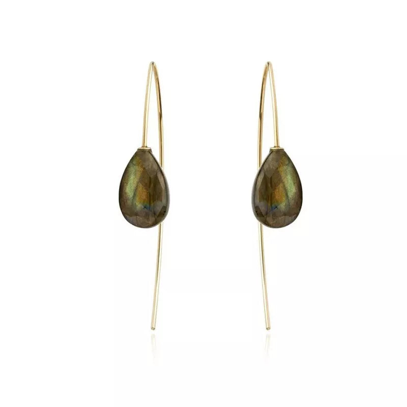 Orecchini in oro con pietra di labradorite a forma di goccia.