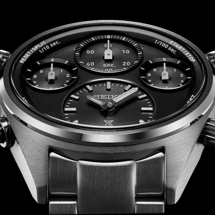 Close-up van een Seiko Prospex herenhorloge SFJ003P1. Dit zilveren chronograafhorloge heeft een zwarte wijzerplaat met solar uurwerk, drie sub-dials voor precisie en zilveren markeringen en wijzers. Een strakke zilveren armband versterkt de elegantie.