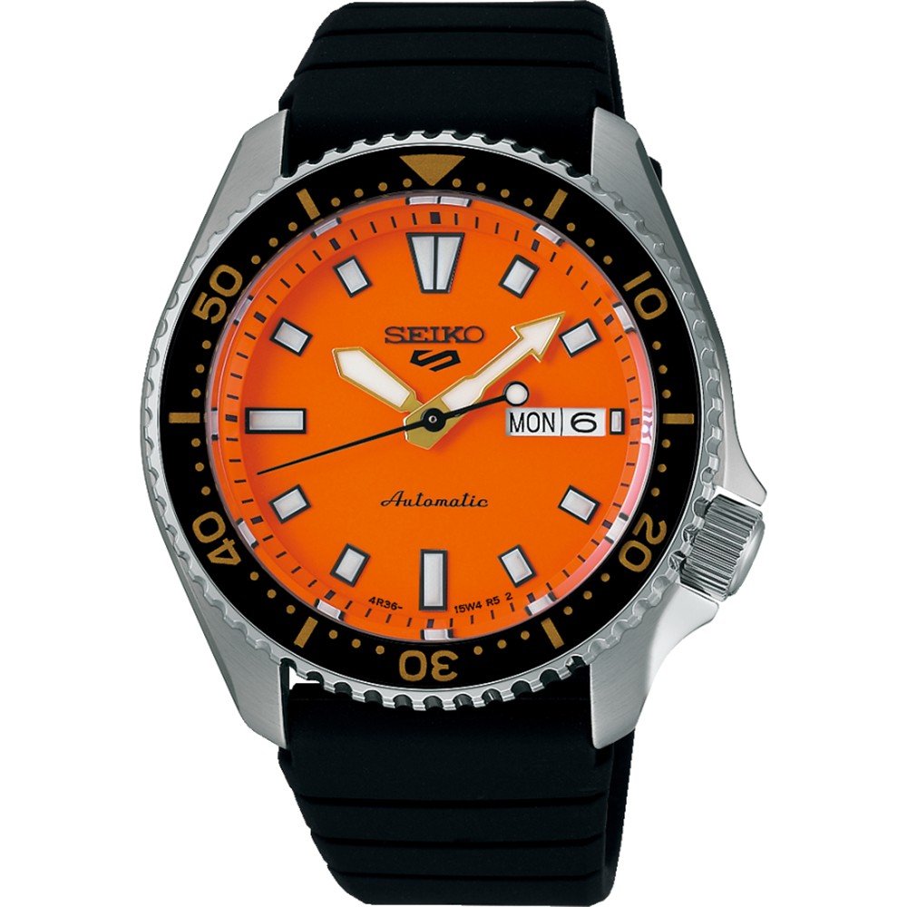 Orologio da uomo Seiko 5 Sports con quadrante arancione, cassa in acciaio inox e cinturino in gomma nera.